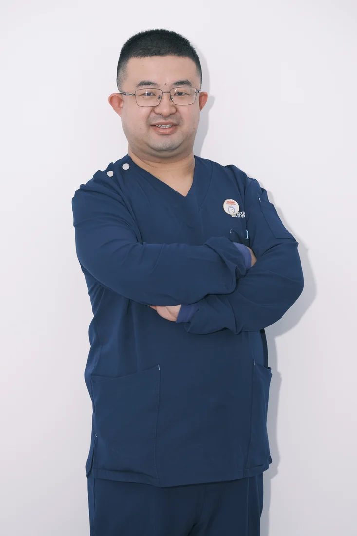 刘泽盛儿牙专科医生形象照